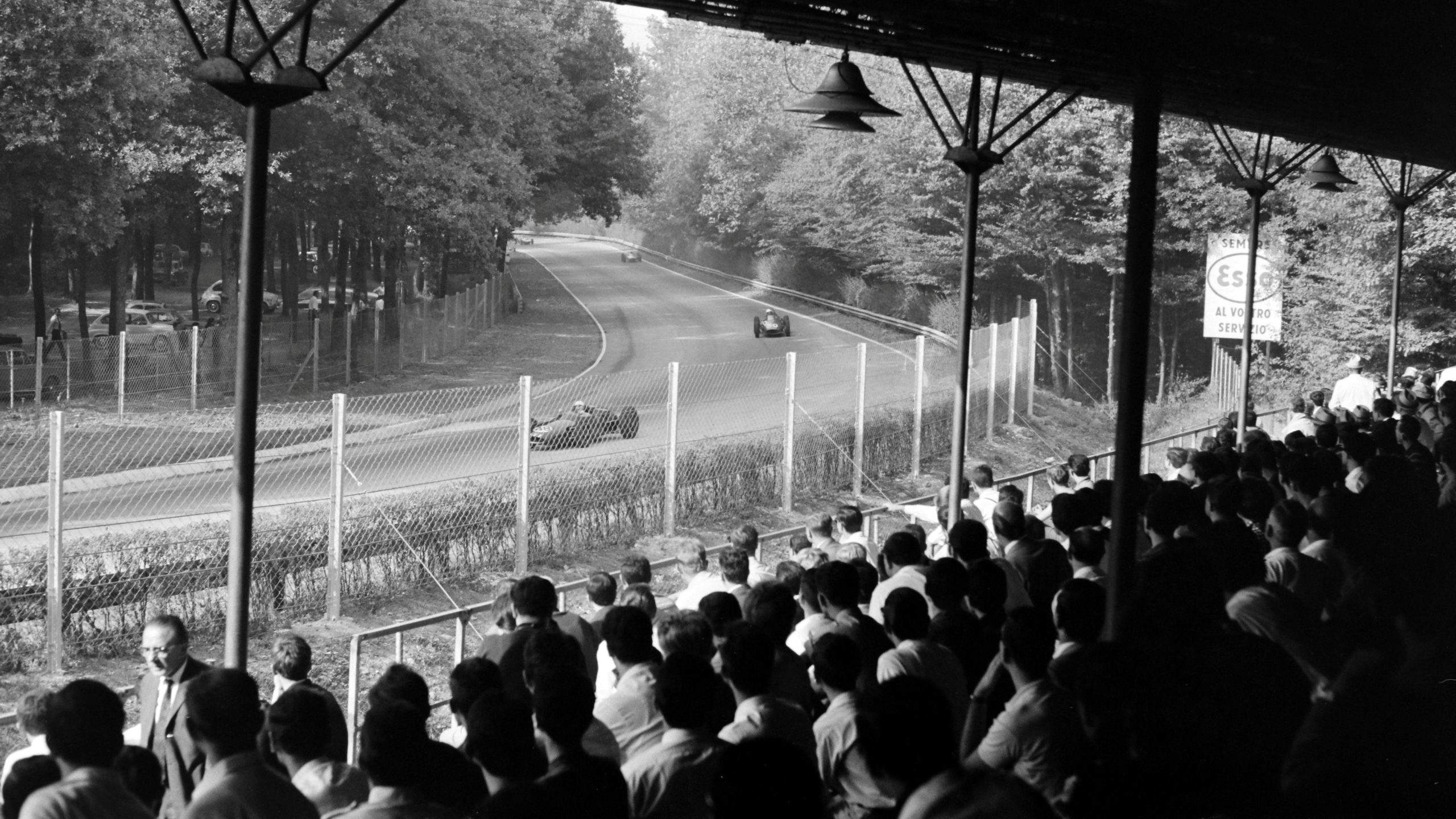 1962年意大利大奖赛,观众在看台上观看赛车经过莱斯莫弯道。